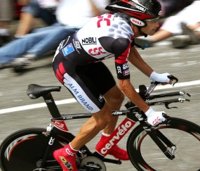 爱游戏app -凯恩爆冷击败皇家马德里，势不可挡引爆全场！